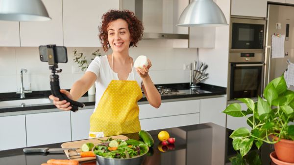 Influencer-de-gastronomia-gravando-preparo-de-receita-para-publicar-nas-redes-sociais.jpg