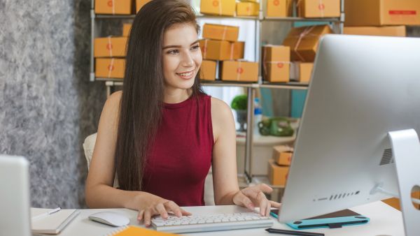 Mulher-fechando-vendas-em-ecommerce-apos-aprender-com-os-melhores-influencers-marketing.jpg