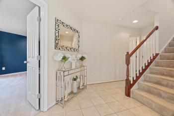 Entry lvl wide foyer w/tile flooring & full bath