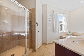 Primary bath-jetted tub, sep shower, double vanity