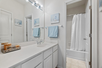 Level 3 - Hall Full bath with tub/shower combo
