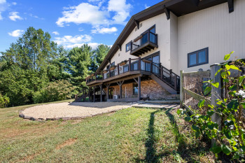 Rear walk-out patio