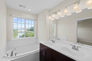 Primary En-Suite Bath