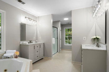 Spacious Primary Bathroom!