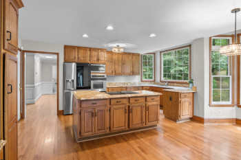 Large Gourmet Kitchen!