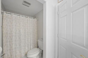 Hall full-bath between bedrooms