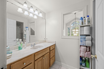Hall full-bath between bedrooms