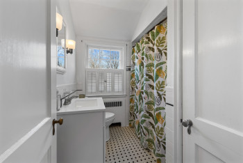 Updated full bath with tub/shower and large linen closet