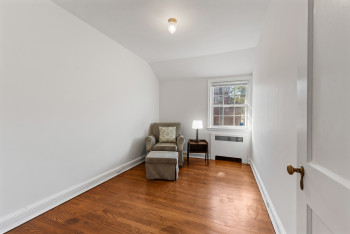 Sunny and cozy Bedroom 3