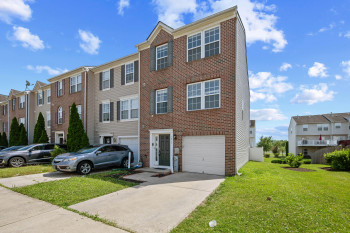 End unit with fenced yard