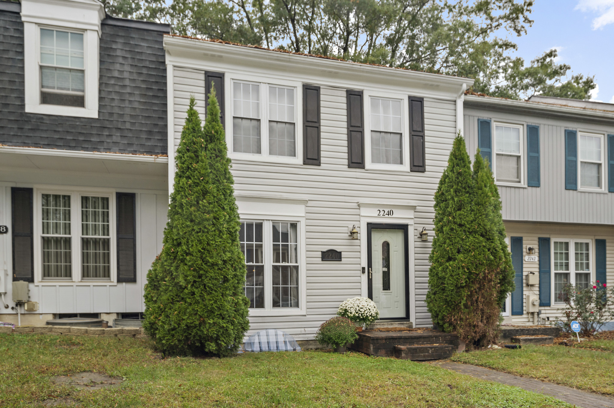 View of front of house featuring a front lawn