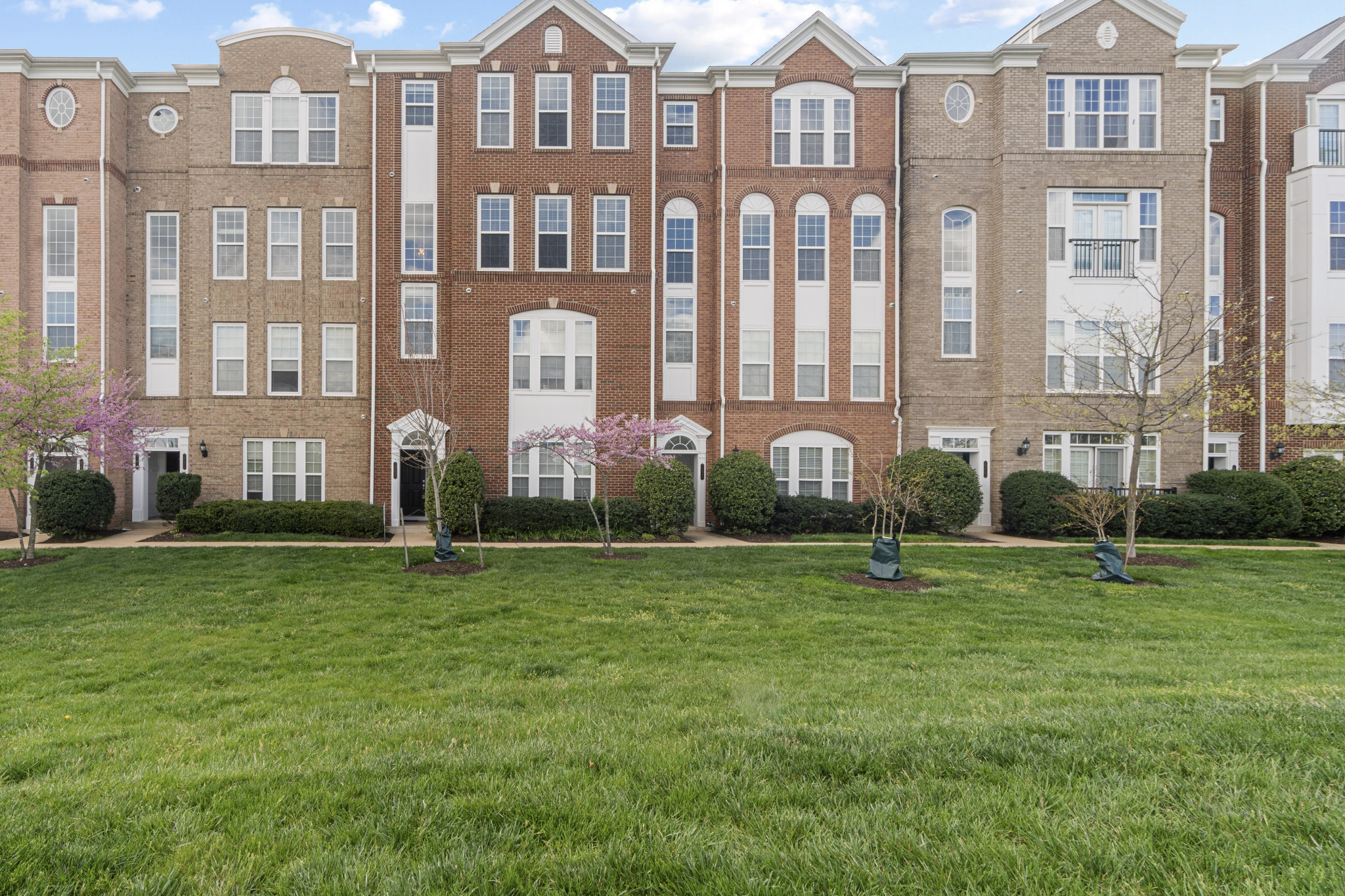 View of front facade featuring a front lawn