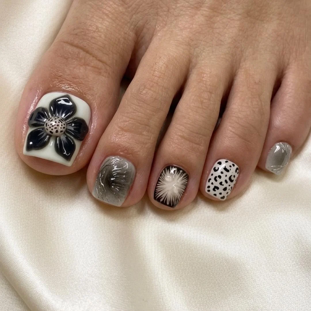 edgy y2k, monochrome line art, press on nails, custom press on nails, fake nails, Nails Art, stained glass nails, gold press on nails, 3d press on nails, luxury press on nails, handmade press on nails