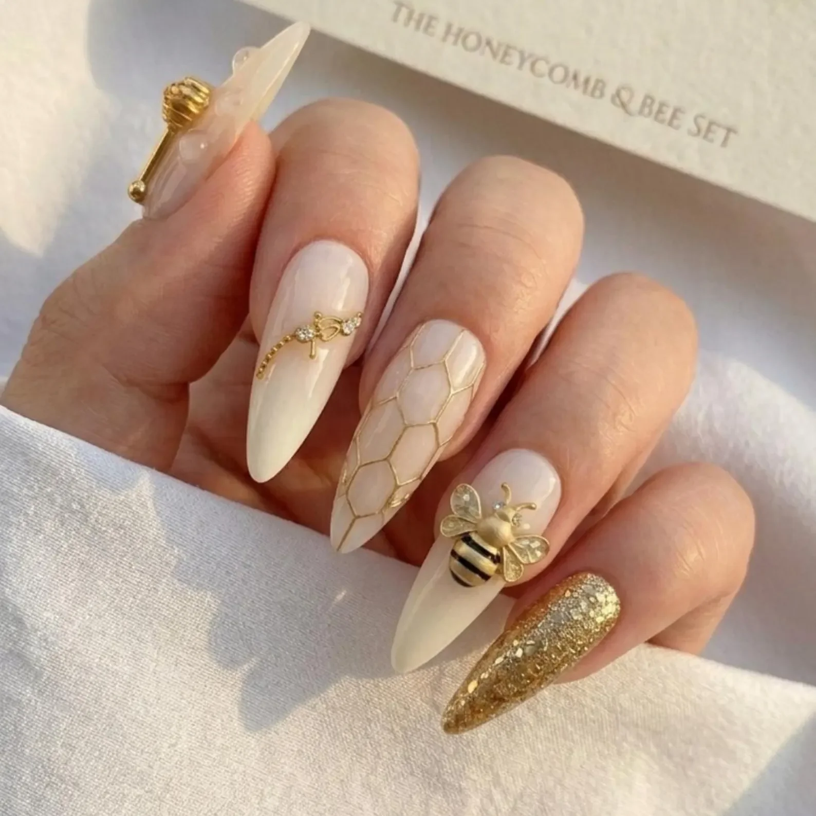 bee garden nails, press on nails, custom press on nails, fake nails, Nails Art, stained glass nails, gold press on nails, 3d press on nails, luxury press on nails, handmade press on nails