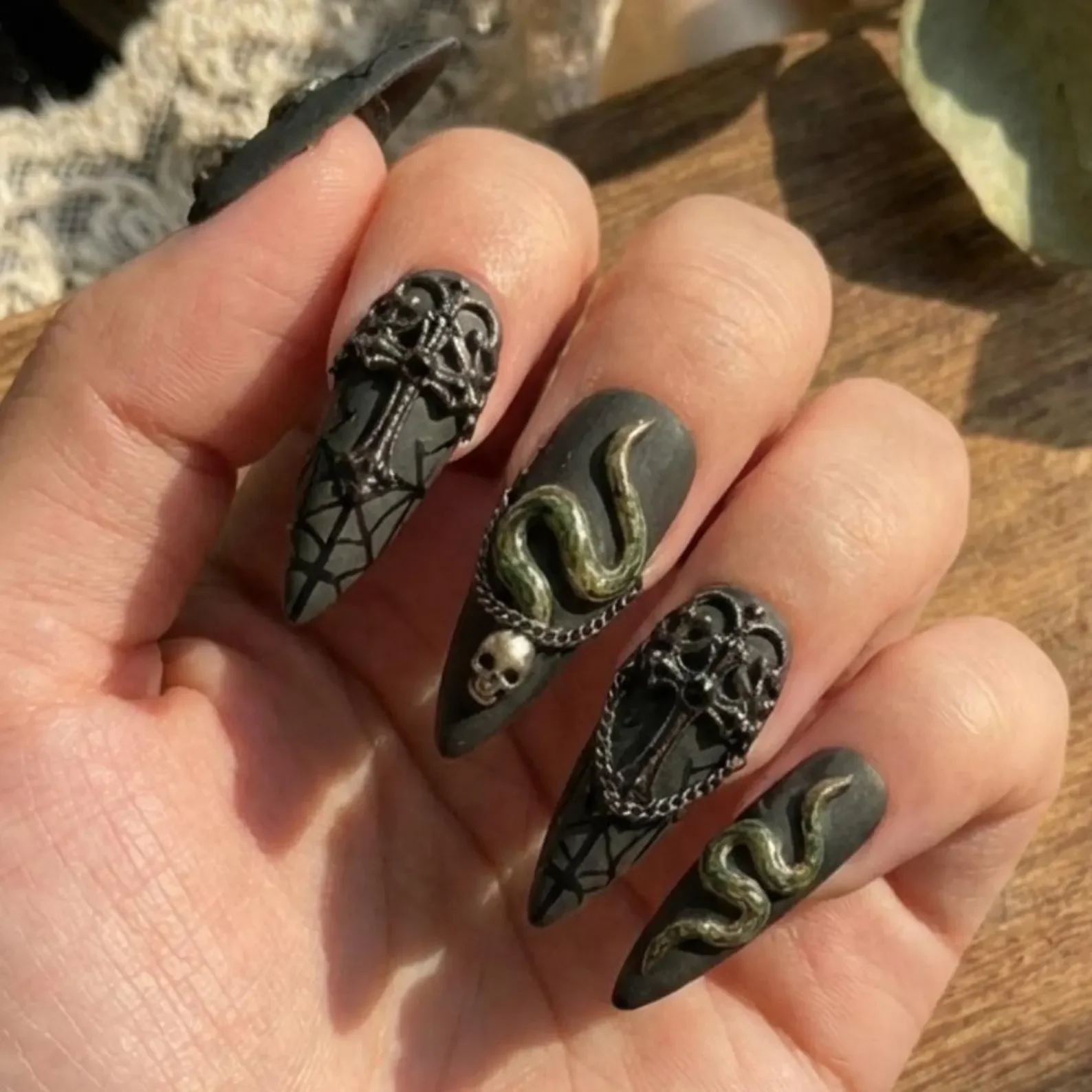 3D snake skull, snake skull design, press on nails, custom press on nails, fake nails, Nails Art, stained glass nails, gold press on nails, 3d press on nails, luxury press on nails, handmade press on nails