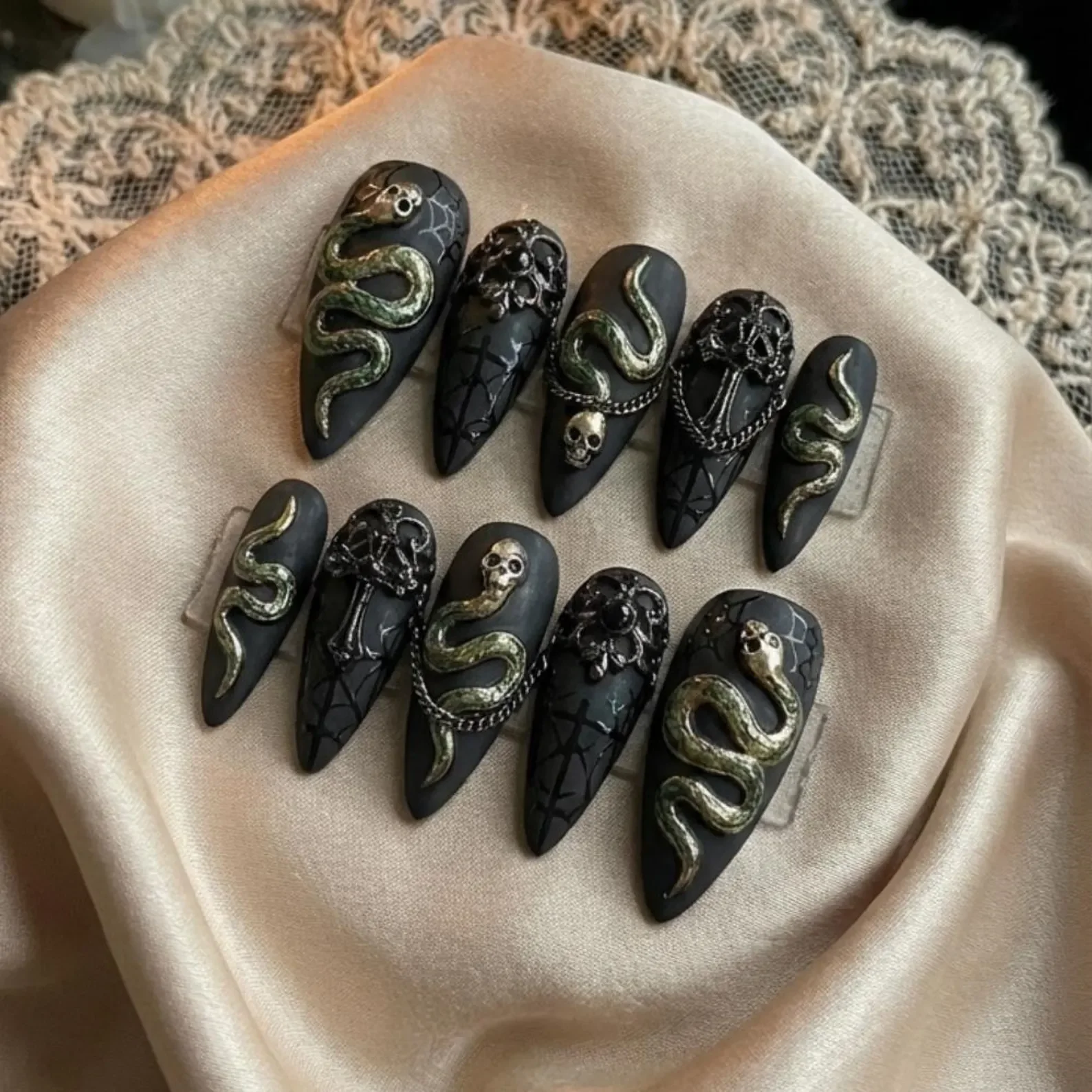 3D snake skull, snake skull design, press on nails, custom press on nails, fake nails, Nails Art, stained glass nails, gold press on nails, 3d press on nails, luxury press on nails, handmade press on nails