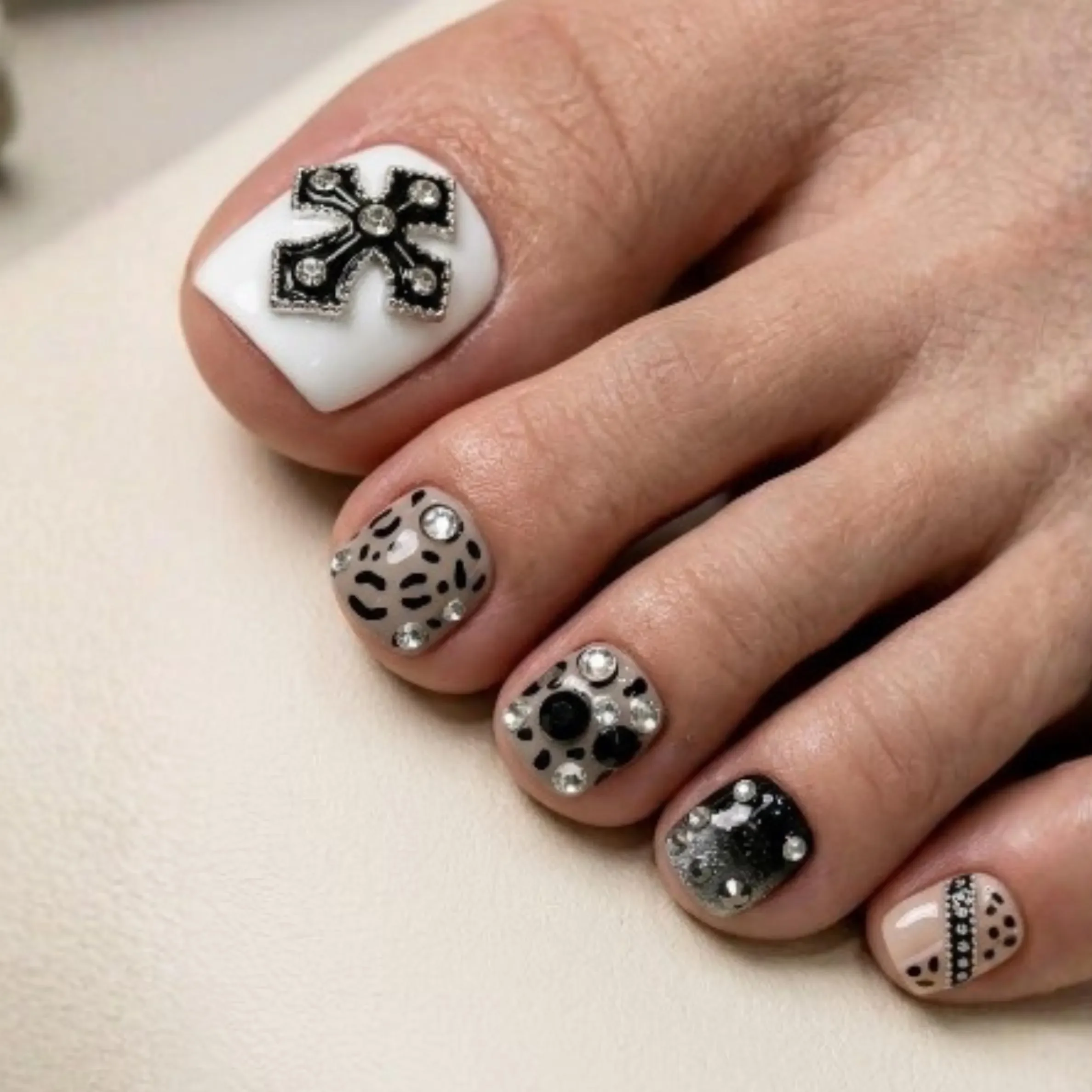 gothic style, toe nail set, press on nails, custom press on nails, fake nails, Nails Art, stained glass nails, gold press on nails, 3d press on nails, luxury press on nails, handmade press on nails