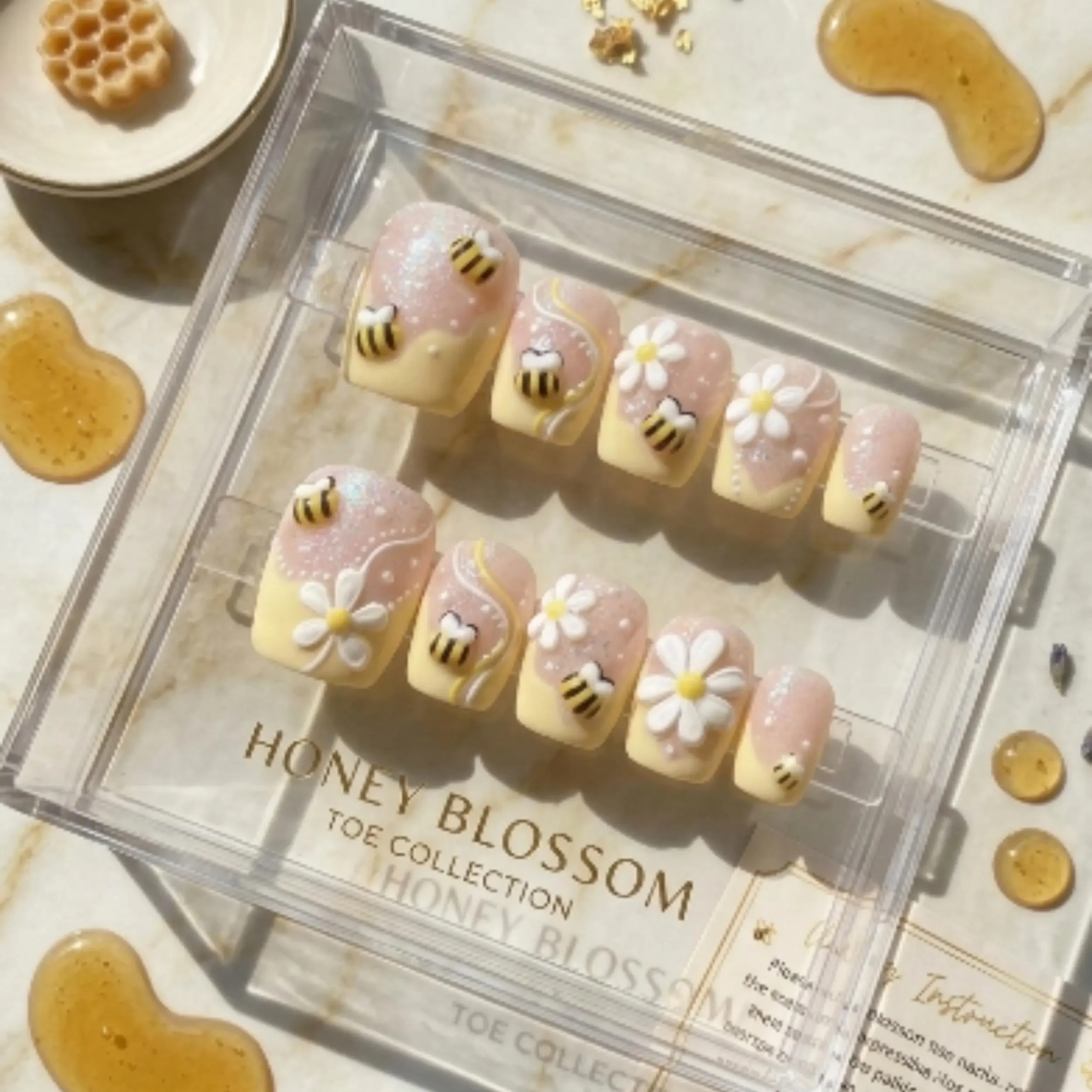 bee nail art, daisy nail art, press on nails, custom press on nails, fake nails, Nails Art, stained glass nails, gold press on nails, 3d press on nails, luxury press on nails, handmade press on nails