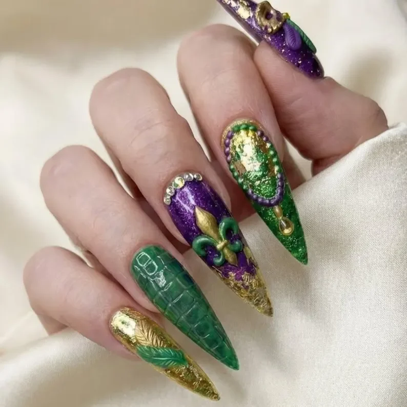 Gator nail art, Crown nail art, press on nails, custom press on nails, fake nails, Nails Art, stained glass nails, gold press on nails, 3d press on nails, luxury press on nails, handmade press on nails
