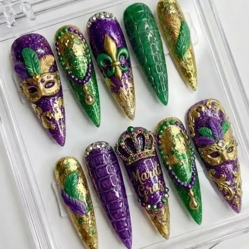 Gator nail art, Crown nail art, press on nails, custom press on nails, fake nails, Nails Art, stained glass nails, gold press on nails, 3d press on nails, luxury press on nails, handmade press on nails