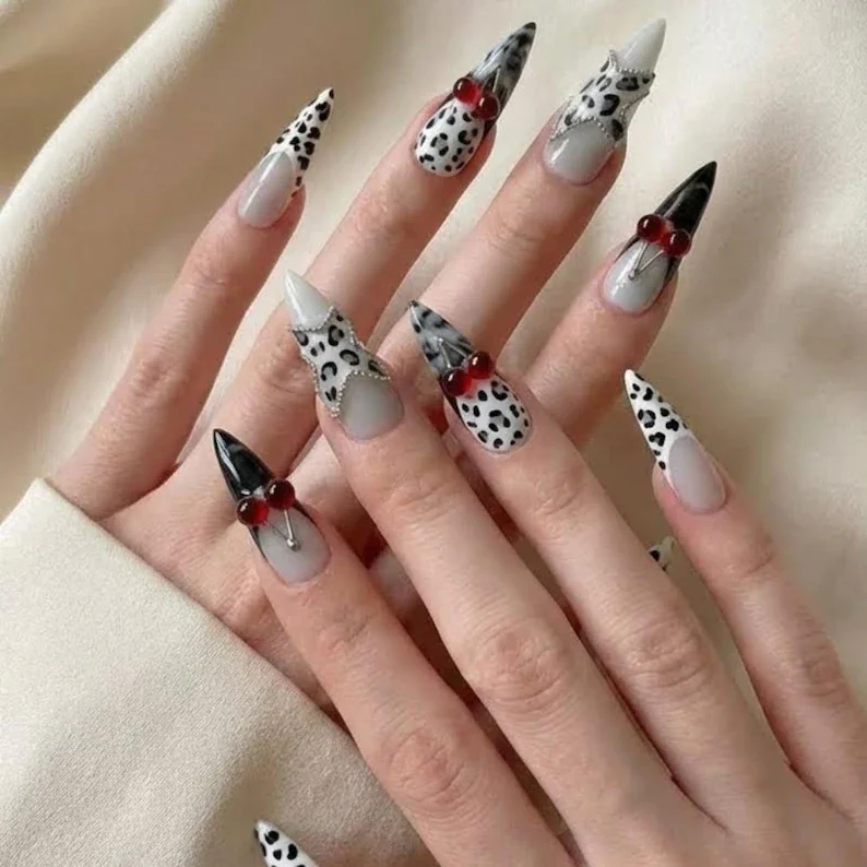 silver ball chain, ball chain nails, press on nails, custom press on nails, fake nails, Nails Art, stained glass nails, gold press on nails, 3d press on nails, luxury press on nails, handmade press on nails