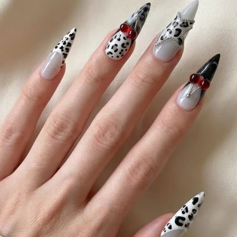 statement nails, fashion press ons, press on nails, custom press on nails, fake nails, Nails Art, stained glass nails, gold press on nails, 3d press on nails, luxury press on nails, handmade press on nails