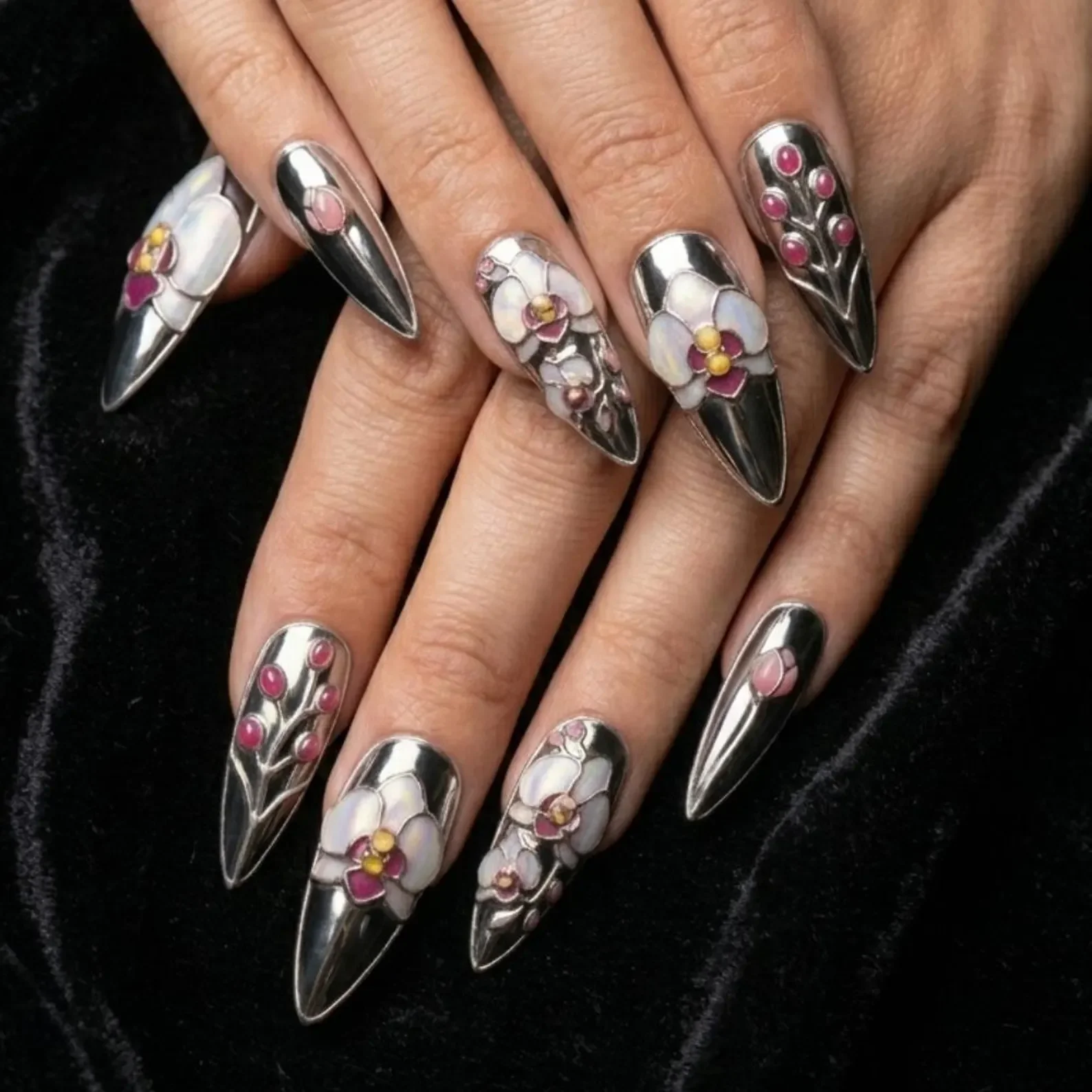 hand painted nails, cloisonné style nails, press on nails, custom press on nails, fake nails, Nails Art, stained glass nails, gold press on nails, 3d press on nails, luxury press on nails, handmade press on nails