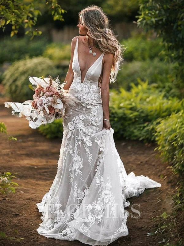 Sheath/Column V-neck Chapel Train Tulle Wedding Dresses With Appliques Lace