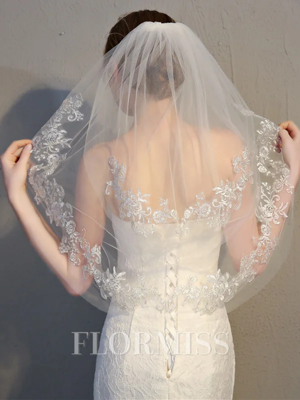 Attractive 2 Layer Tulle With Lace Wedding Veils