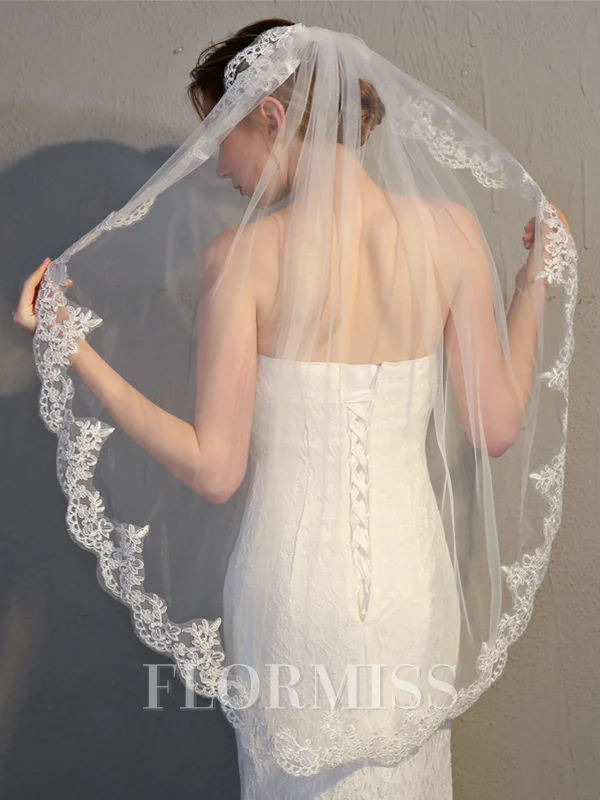 Graceful Tulle With Lace Wedding Veils