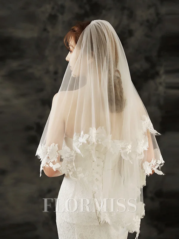 Charming Tulle Fingertip Bridal Veils With Applique