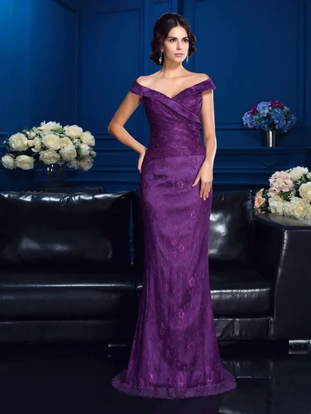 Sheath/Column Off-the-Shoulder Sweep Train Lace Mother of the Bride Dresses With Lace