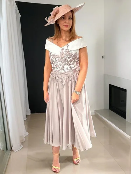 A-line/Princess Bateau Tea-Length Chiffon Mother of the Bride Dresses With Applique