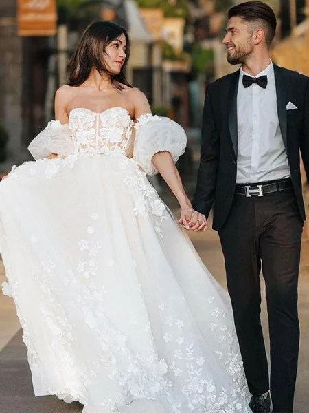 A-Line/Princess Sweetheart Court Train Tulle Wedding Dresses With Appliques Lace