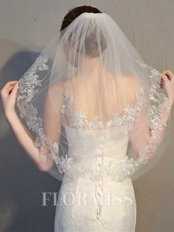 Attractive 2 Layer Tulle With Lace Wedding Veils
