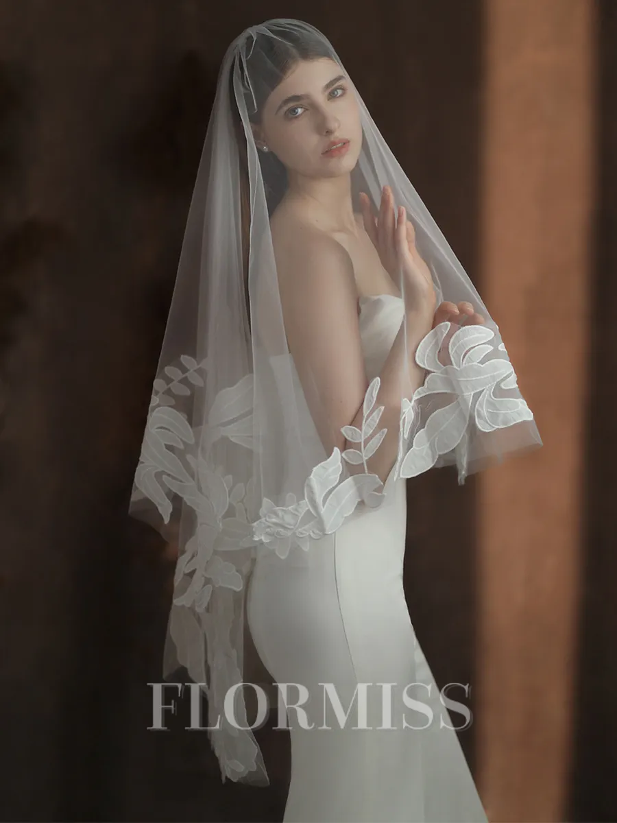 Attrftive Tulle Two-Tier Fingertip Bridal Veils