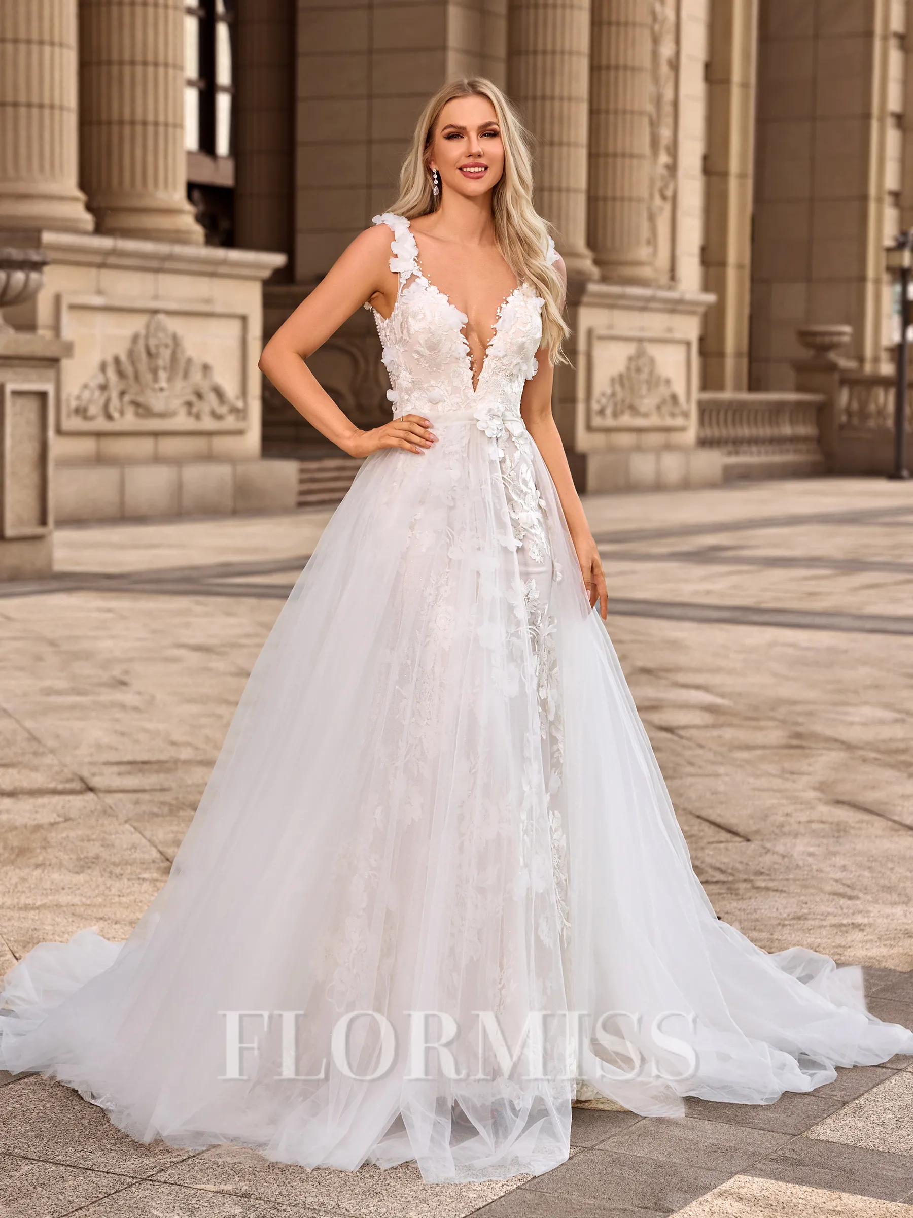 Sheath/Column Tulle Scoop Sleeveless Cathedral Train Wedding Dresses