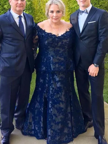 Sheath/Column V-neck Sweep Train Lace Mother of the Bride Dresses