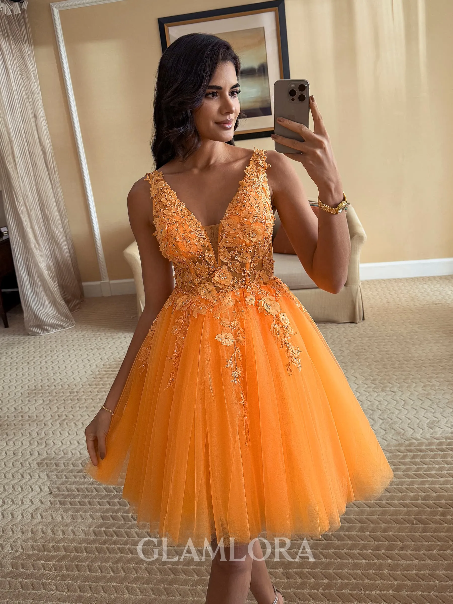 Unique Ball-Gown V-Neck Appliques Lace Short/Mini Tulle Homecoming Dress