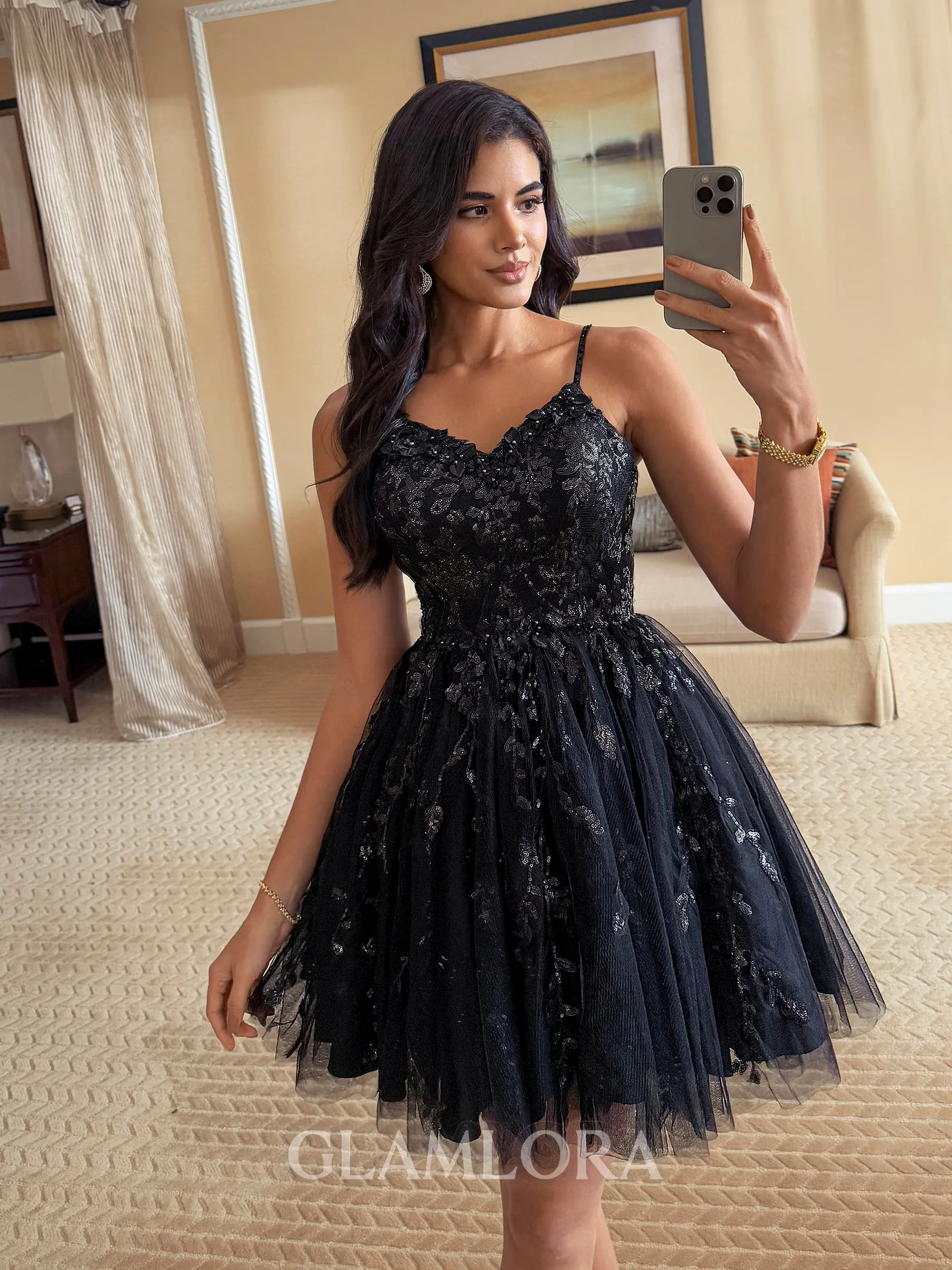 Fashion Ball-Gown V-Neck Appliques Lace Short/Mini Tulle Homecoming Dress