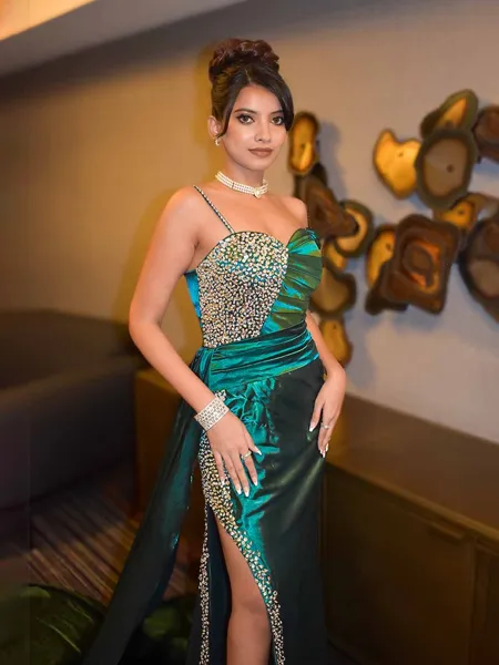 Sheath/Column Flattering...