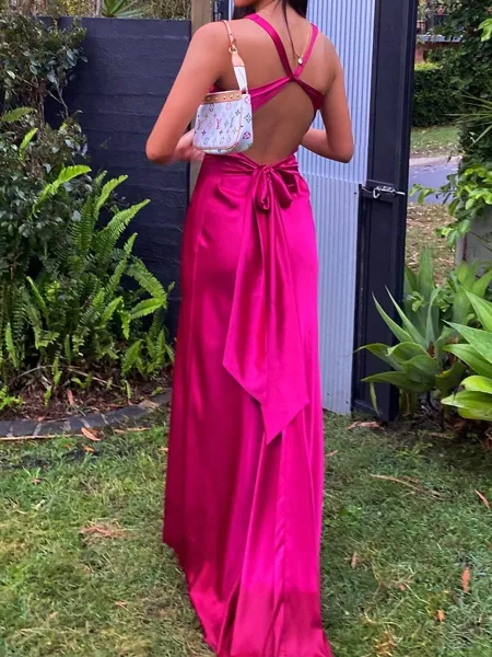 Slinky Sheath V-Neck Bow...