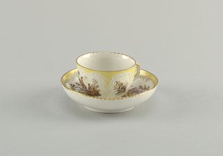 Cup and Saucer with Battle Scenes (Bataillen-Malerei) Cup And Saucer