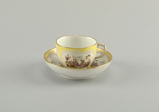 Cup and Saucer with Battle Scenes (Bataillen-Malerei) Cup And Saucer