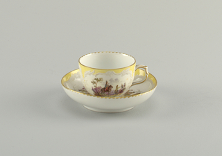 Cup and Saucer with Battle Scenes (Bataillen-Malerei) Cup And Saucer