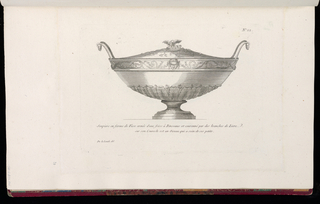 Print, Soupiere en forme de Vase ornée d'une frise à Rinseaux et couronné par des branches de Lierre