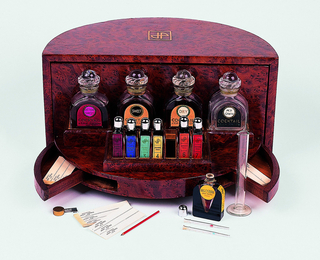 Cocktail Bar Perfume Presentation