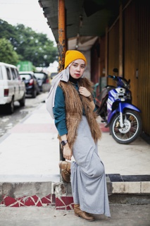 Photograph, Dimana Dong, Tata, Jakarta, Indonesia, from Modest Street Fashion vol. 1