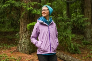 woman wearing jack wolfskin highest peak 3l rain jacket