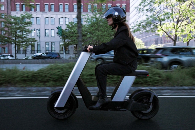 Cyberpunk Two-Wheel Transporter: Meet the Infinite Machine Olto